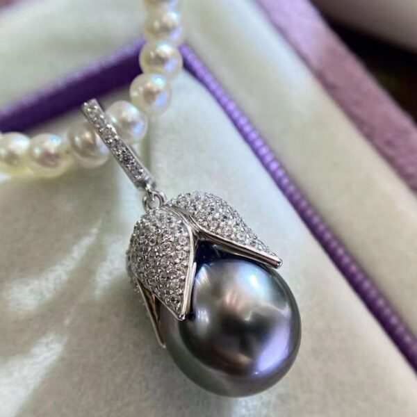 Tahitian pearl pendant