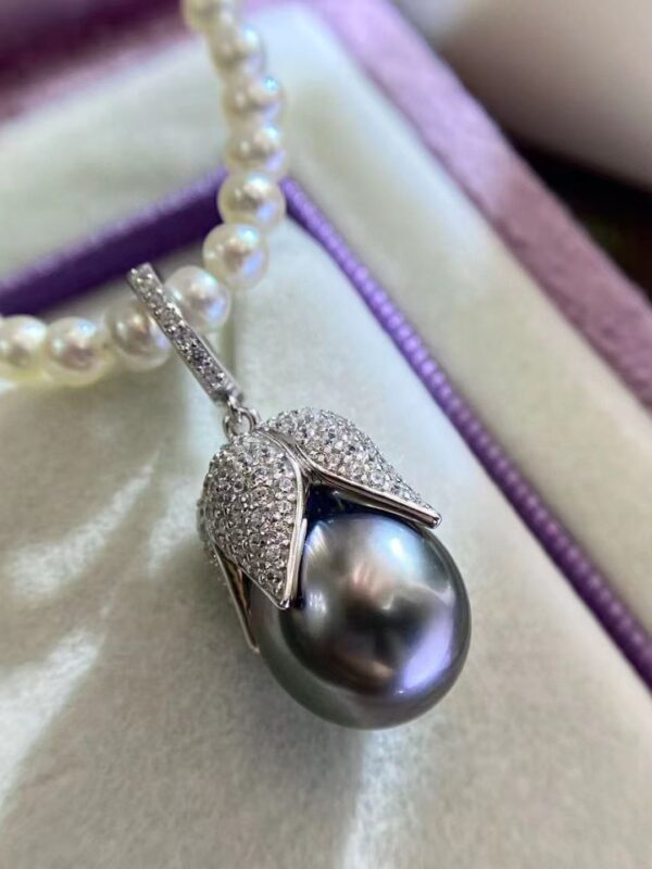 Tahitian pearl pendant